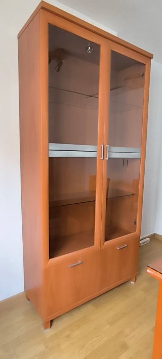 Mesa de comedor y 4 sillas madera Vitrina y mueble