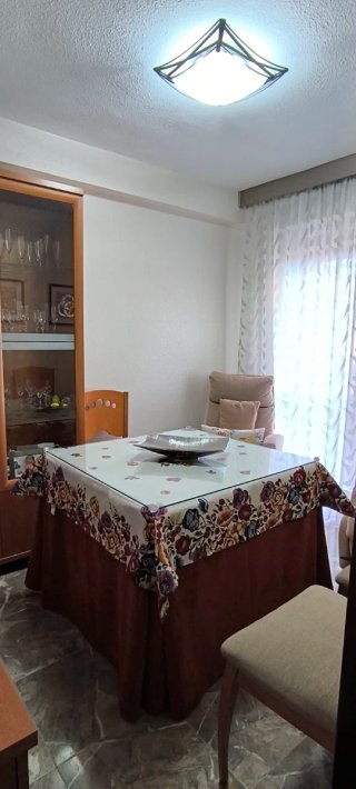 Mesa de comedor y 4 sillas madera Vitrina y mueble