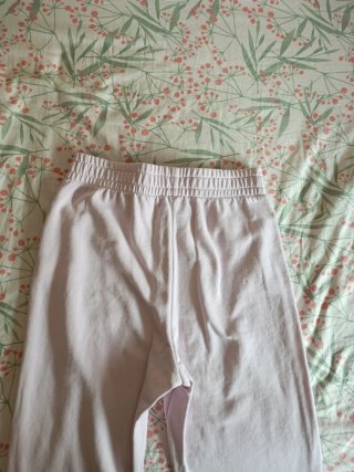 Pantalón chándal rosa marca umbro.