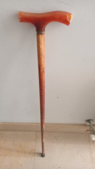 Baston tallado madera con mango de plastico