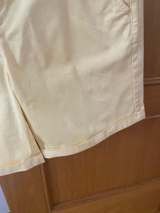 Pantalón corto amarillo tipo bermuda