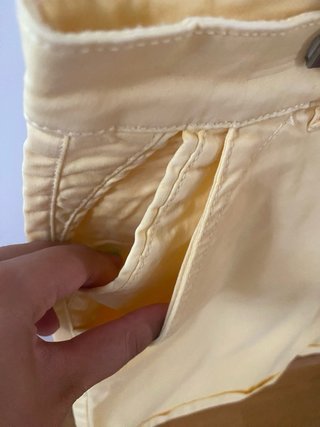 Pantalón corto amarillo tipo bermuda