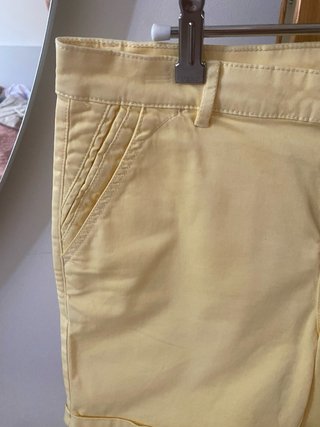 Pantalón corto amarillo tipo bermuda