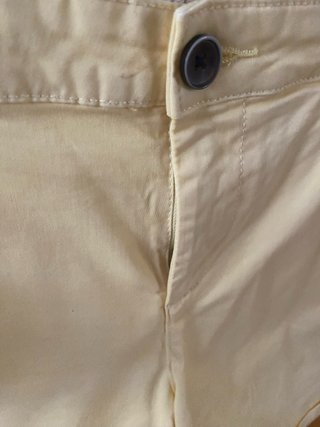 Pantalón corto amarillo tipo bermuda