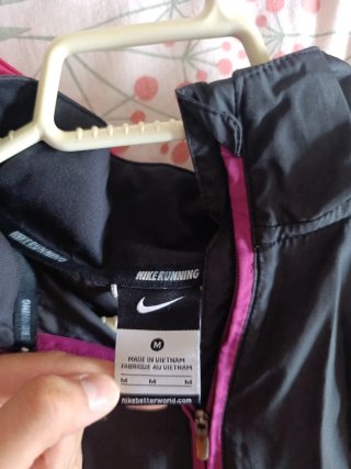 Chaqueta negra y morada marca Bikila y Nike.