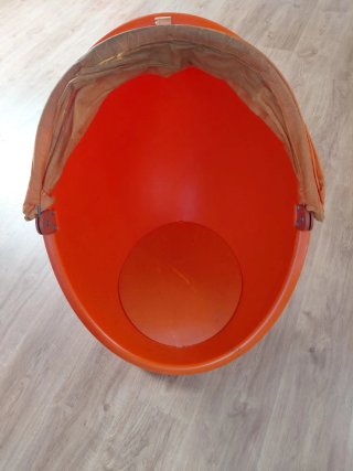 Silla naranja para niños