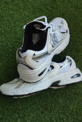Zapatillas New B Talla 44 Plata y Blanco