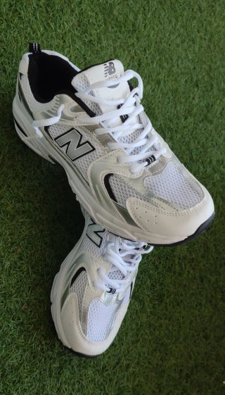 Zapatillas New B Talla 44 Plata y Blanco