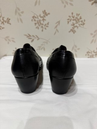 Zapatos negros de tacón bajo