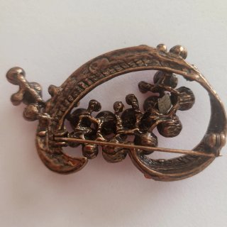 Broche rojo con cristales brillantes.