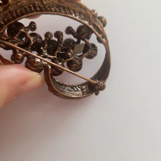 Broche rojo con cristales brillantes.