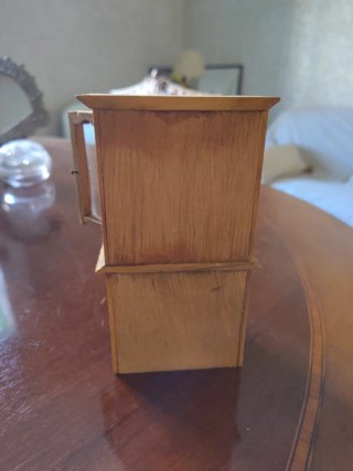 Armario de madera para muñecas antiguas