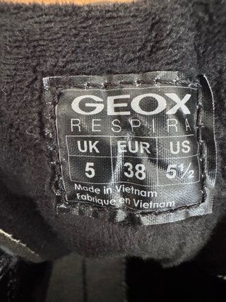 Zapatillas Geox grises y negras.