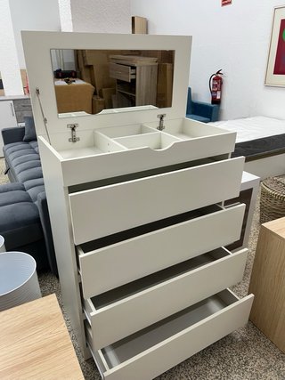 Cómoda blanca con espejo