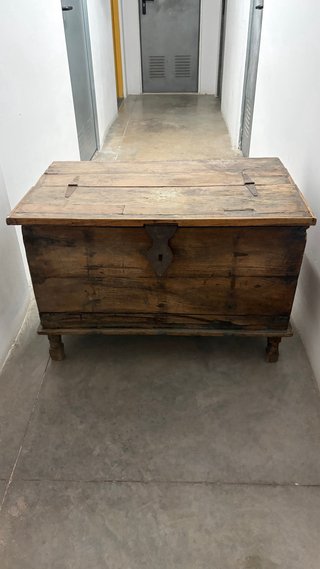 Baúl antiguo de madera para TV o almacenaje