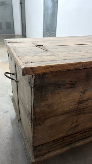 Baúl antiguo de madera para TV o almacenaje