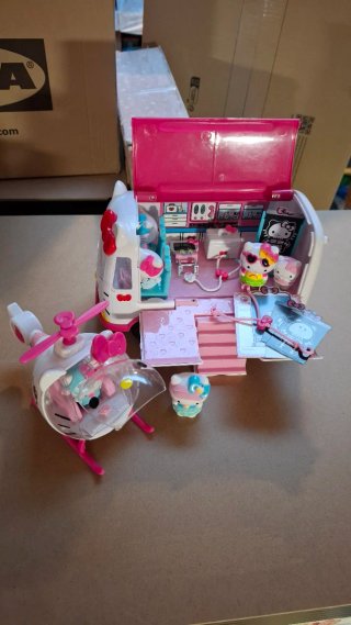 Conjunto Hello Kitty Figuras y Vehículos