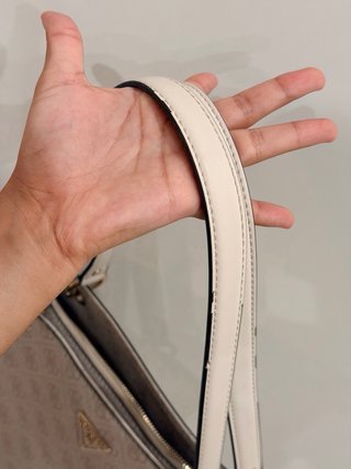 Bolso Guess Beige y Dorado