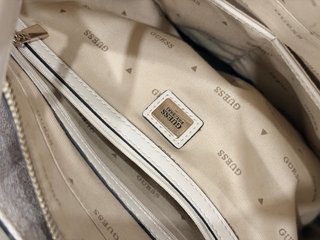 Bolso Guess Beige y Dorado