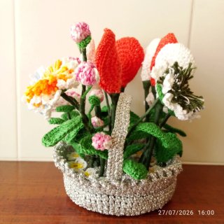 Composizione fiori uncinetto decorativi