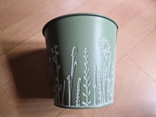 Maceta nueva metálica verde con diseño floral