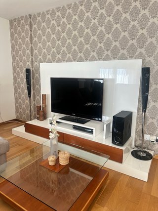 Mesa cuadrada de cristal y madera