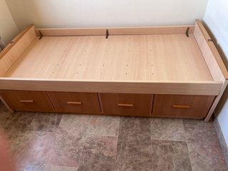 Cama compacta en color roble claro con 4 cajones