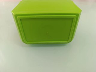 Salero plástico verde con tapa