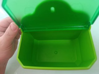 Salero plástico verde con tapa