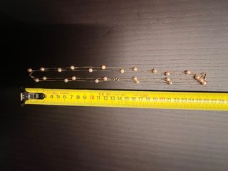 Collar dorado con perlas
