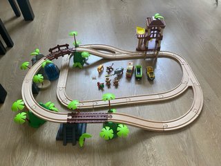 Tren de madera jungla con accesorios