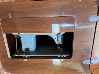 Máquina de coser ALFA clásica con mueble original
