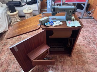 Máquina de coser ALFA clásica con mueble original