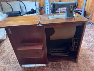 Máquina de coser ALFA clásica con mueble original
