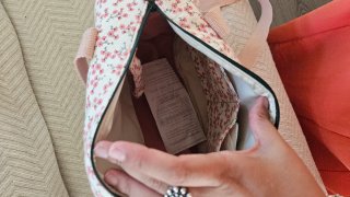 Bolso hecho a mano floral rosa.