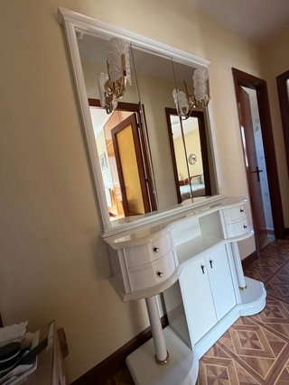 Mueble de entrada blanco y dorado