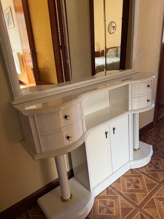 Mueble de entrada blanco y dorado