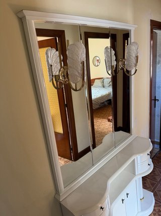 Mueble de entrada blanco y dorado