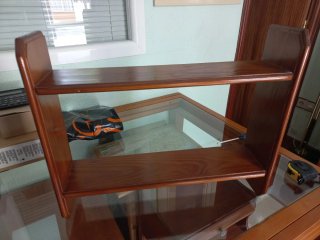 Estantería de madera con 2 baldas