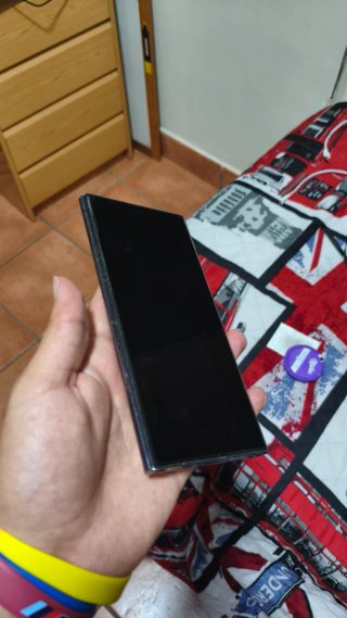 Samsung Galaxy S22 Ultra con scatola e telefono