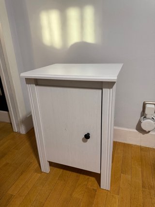 Set di due comodini in legno bianco Ikea