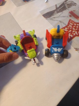Figuras Super Things con 11 vehículos y 113 figura