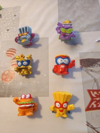 Figuras Super Things con 11 vehículos y 113 figura