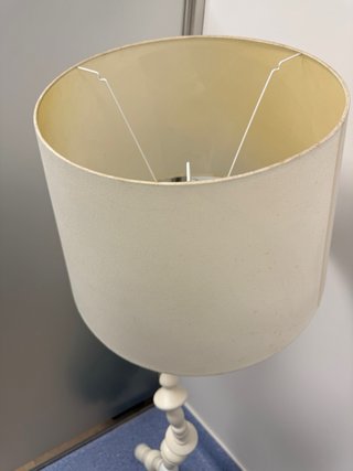 Lámpara de pie de madera y tela