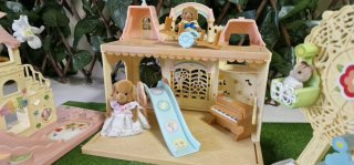 Lote Sylvanian Families: Noria, Escuela y Castillo