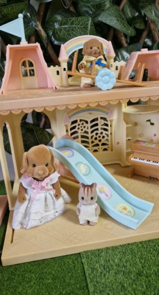 Lote Sylvanian Families: Noria, Escuela y Castillo