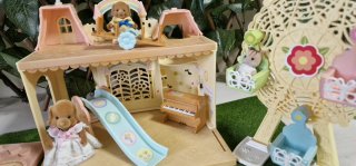 Lote Sylvanian Families: Noria, Escuela y Castillo