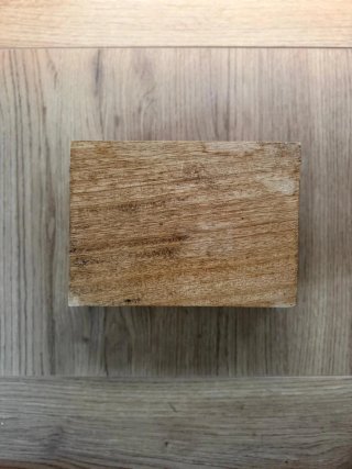 Caja de madera con detalles metálicos