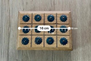 Caja de madera con detalles metálicos