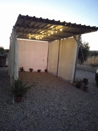 Pérgola de jardín metálica y tela